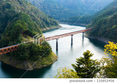 靜岡縣大井川鐵道的風景之旅。從奧大井站展望台欣賞壯麗的景色 110952456