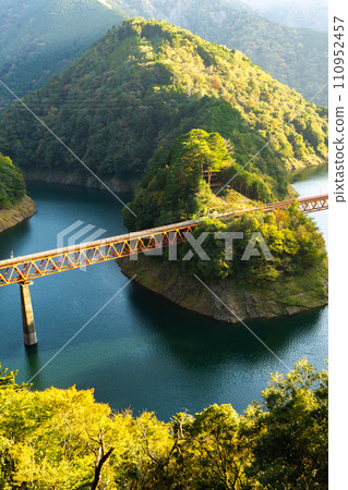 靜岡縣大井川鐵道的風景之旅。從奧大井站展望台欣賞壯麗的景色 110952457