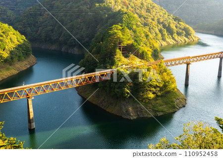 靜岡縣大井川鐵道的風景之旅。從奧大井站展望台欣賞壯麗的景色 110952458
