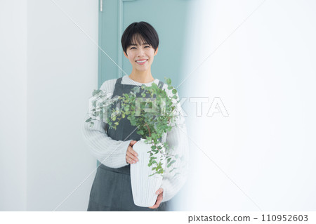 給室內植物澆水的女人 給室內植物澆水的女人 110952603