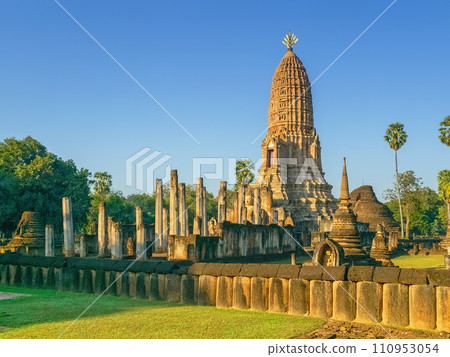 Wat Phra Sri Rattana Mahathat Rajaworavuharn temple in Si Satchanalai historical park, Thailand Wat Phra Sri Rattana Mahathat Rajaworavuharn temple in Si Satchanalai historical park, Thailand 110953054