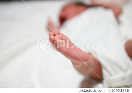 Baby's foot 110953856