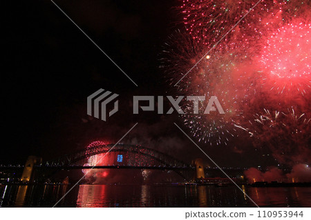 Traveling in Australia to photograph the beautiful large-scale New Year’s Eve fireworks 110953944