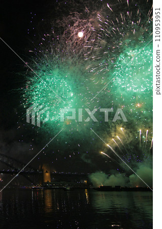 Traveling in Australia to photograph the beautiful large-scale New Year’s Eve fireworks Traveling in Australia to photograph the beautiful large-scale New Year’s Eve fireworks 110953951