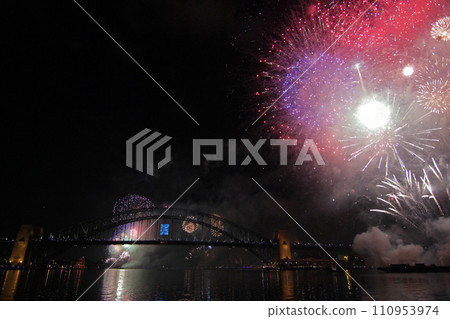 Traveling in Australia to photograph the beautiful large-scale New Year’s Eve fireworks 110953974