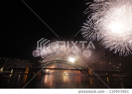 Traveling in Australia to photograph the beautiful large-scale New Year’s Eve fireworks Traveling in Australia to photograph the beautiful large-scale New Year’s Eve fireworks 110953981