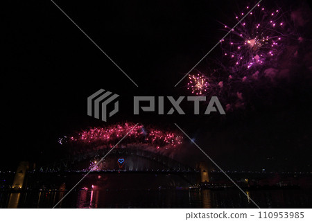 Traveling in Australia to photograph the beautiful large-scale New Year’s Eve fireworks 110953985
