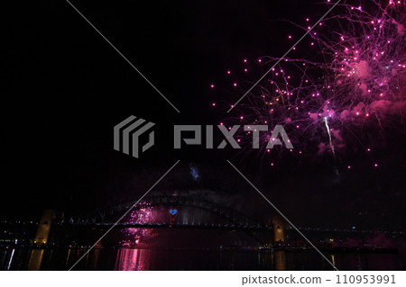 Traveling in Australia to photograph the beautiful large-scale New Year’s Eve fireworks 110953991
