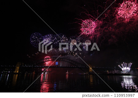 Traveling in Australia to photograph the beautiful large-scale New Year’s Eve fireworks 110953997