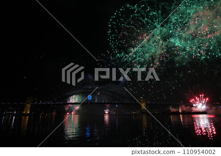 在澳洲旅行拍攝美麗的大型跨年煙火 110954002