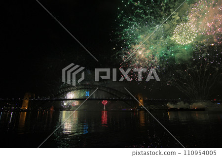 Traveling in Australia to photograph the beautiful large-scale New Year’s Eve fireworks Traveling in Australia to photograph the beautiful large-scale New Year’s Eve fireworks 110954005