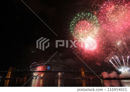 在澳洲旅行拍攝美麗的大型跨年煙火 110954021