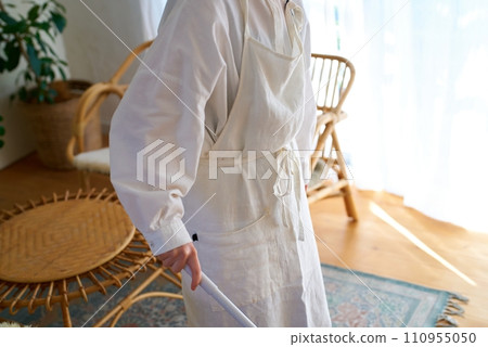 年輕女子在房間裡清潔地板 年輕女子在房間裡清潔地板 110955050