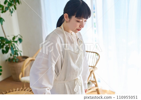 年輕女子在房間裡清潔地板 年輕女子在房間裡清潔地板 110955051