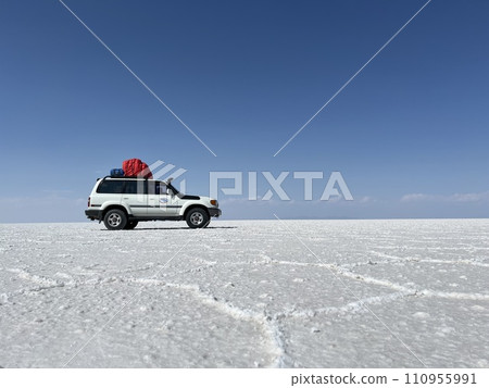 Uyuni salt lake and car 110955991
