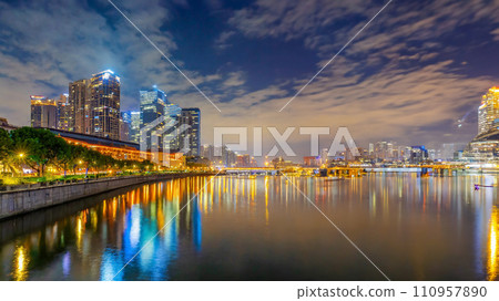 河岸上有建築物的城市夜景插圖 河岸上有建築物的城市夜景插圖 110957890