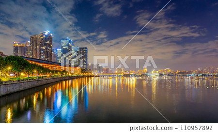 河岸上有建築物的城市夜景插圖 河岸上有建築物的城市夜景插圖 110957892