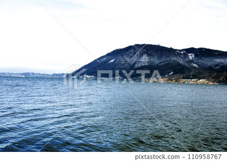 Landscape on Lake Traunsee in Salzkammergut in Upper Austria in winter. 110958767