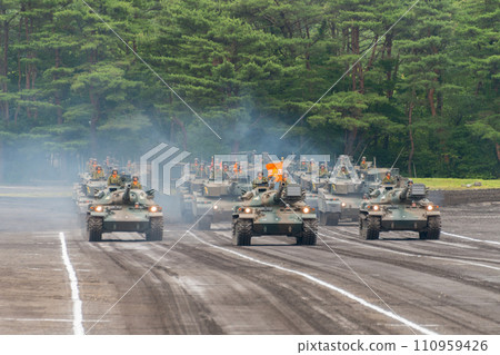 日本陸上自衛隊戰車訓練隊74式戰車閱兵 110959426