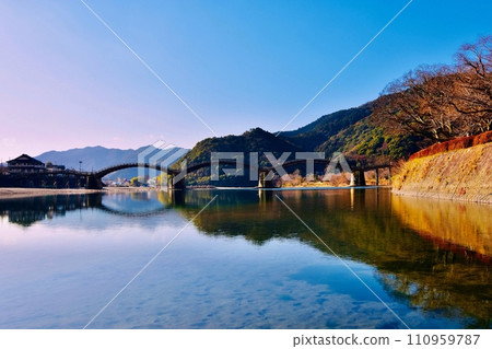 冬日清晨陽光照亮的錦帶橋 110959787