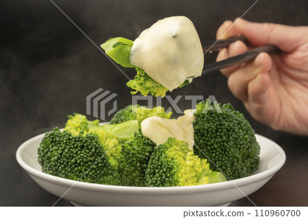 新鮮煮熟的西蘭花，撒上蛋黃醬 110960700