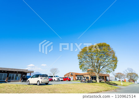 ``Ubuyama Farm (Ubuyama Village, Aso District)'' The scenery around the shop and restaurant with the wind blowing against the beautiful blue sky 110962514