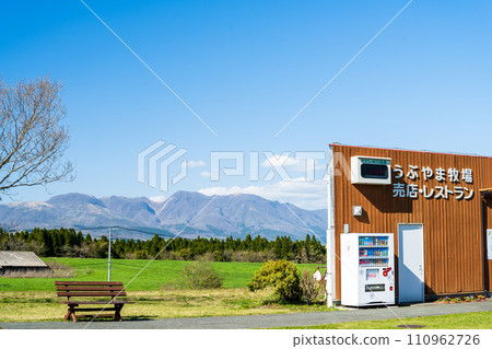 Kuju mountain range (bench) (store/restaurant) that shines against the blue sky "Ubuyama Farm (Ubuyama Village, Aso District)" 110962726