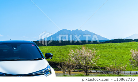 Ubuyama Farm (Ubuyama Village, Aso District), a highland landscape with Mt. Aso (Nekodake) in the background 110962730