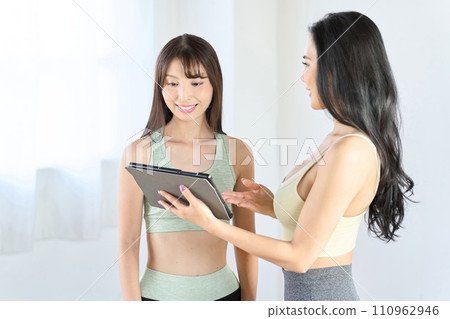 Trainer giving counseling at home gym 110962946