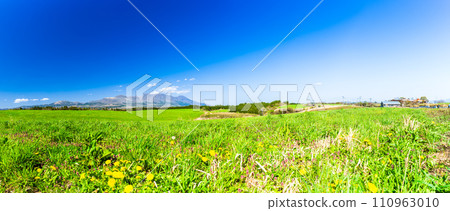 ``Around Ubuyama Farm (Ubuyama Village, Aso District)'' - A highland landscape of nature and the Kuju Mountain Range that shines in the gentle spring breeze 110963010