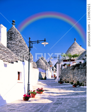 Rainbow over the pointed roofs of Alberobello 110963021