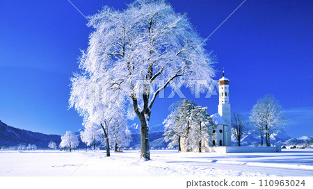 Beautiful churches and hoarfrost trees in Bavaria 110963024