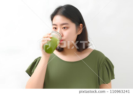 胖女人喝綠汁AI生成 110963241