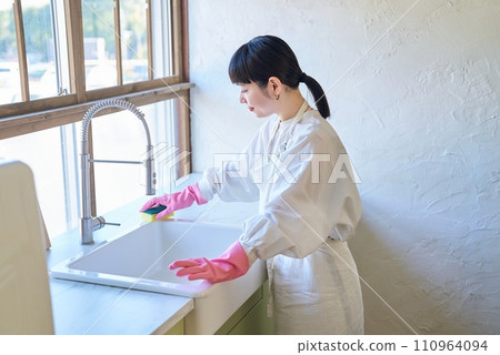 清潔廚房水槽的年輕女子 110964094