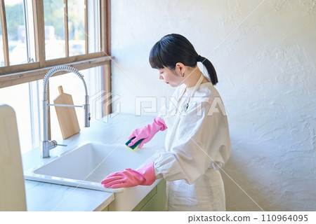 清潔廚房水槽的年輕女子 清潔廚房水槽的年輕女子 110964095