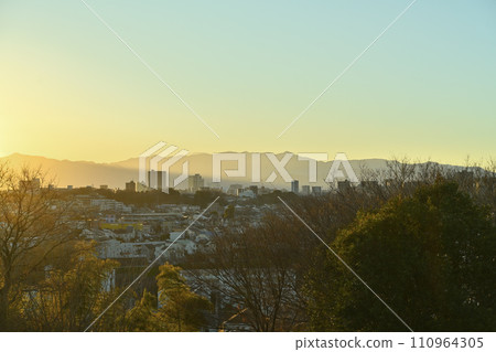 夕陽下的丹澤，大山的影子延伸到相模大野和町田市 110964305