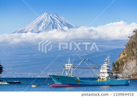從戶田港眺望富士山 110964458