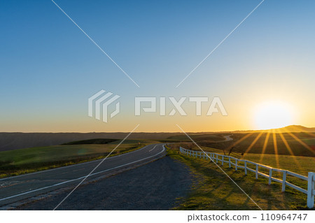 美麗的夜空下閃耀的絕美觀光景點阿蘇牛奶之路風景“阿蘇大觀峰地區” 110964747