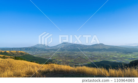 從阿蘇牛奶之路眺望阿蘇山全景,黃昏時分閃耀光芒的觀光景點「阿蘇大觀峰地區」 從阿蘇牛奶之路眺望阿蘇山全景,黃昏時分閃耀光芒的觀光景點「阿蘇大觀峰地區」 110964865