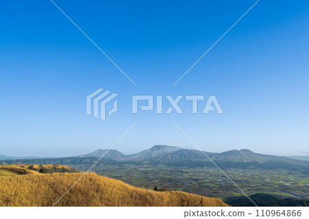 從阿蘇牛奶之路眺望阿蘇山全景,黃昏時分閃耀光芒的觀光景點「阿蘇大觀峰地區」 從阿蘇牛奶之路眺望阿蘇山全景,黃昏時分閃耀光芒的觀光景點「阿蘇大觀峰地區」 110964866