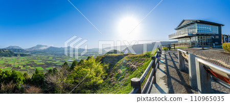 在晴朗的春天,從城山展望台可以看到阿蘇山(阿蘇五山)和阿蘇鄉村全景「阿蘇城」的壯麗景色 在晴朗的春天,從城山展望台可以看到阿蘇山(阿蘇五山)和阿蘇鄉村全景「阿蘇城」的壯麗景色 110965035