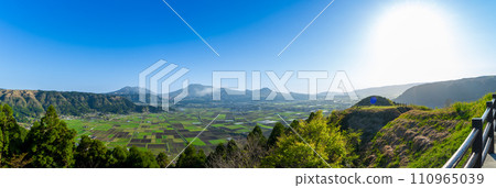 在晴朗的春天,從城山展望台可以看到阿蘇山(阿蘇五山)和阿蘇鄉村全景「阿蘇城」的壯麗景色 在晴朗的春天,從城山展望台可以看到阿蘇山(阿蘇五山)和阿蘇鄉村全景「阿蘇城」的壯麗景色 110965039