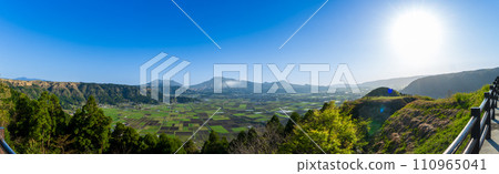 Spectacular views of Mt. Aso (Aso Five Mountains) and the Aso countryside panorama "Aso City" that can be seen from the Shiroyama Observatory in the clear spring weather 110965041
