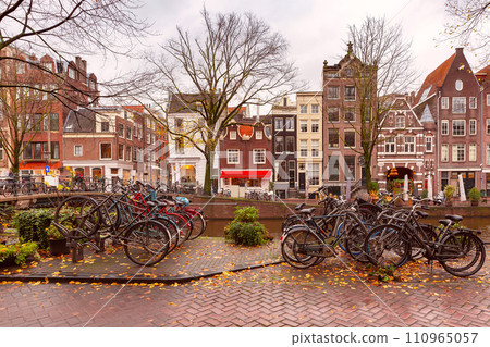 Amsterdam canal Herengracht 110965057