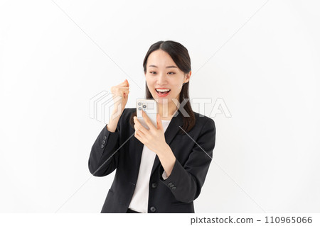 一位年輕的女士，很高興看到一部智能手機 110965066