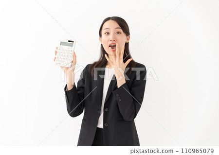 年輕女子用計算器做生意 110965079