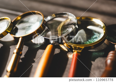 用放大鏡的場景 用放大鏡的場景 110965778