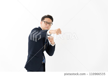 Businessman doing a fighting pose 110966535