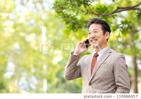 Businessman fresh green smartphone 110966957
