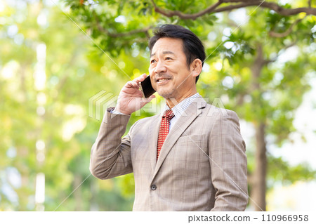 Businessman fresh green smartphone 110966958